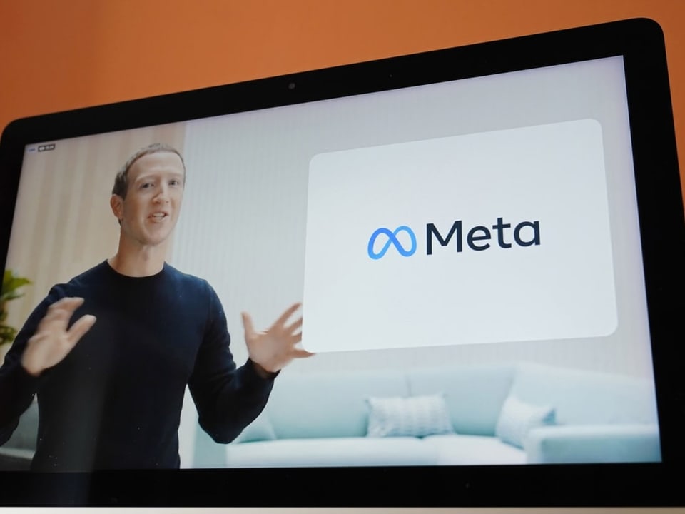 Meta-Chef Marc Zuckerberg gestikuliert, zu sehen auf einem Bildschirm