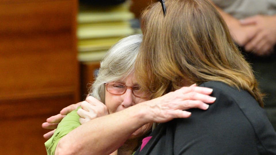 Susan Mellen umarmt ihre Anwältin nach dem Freispruch