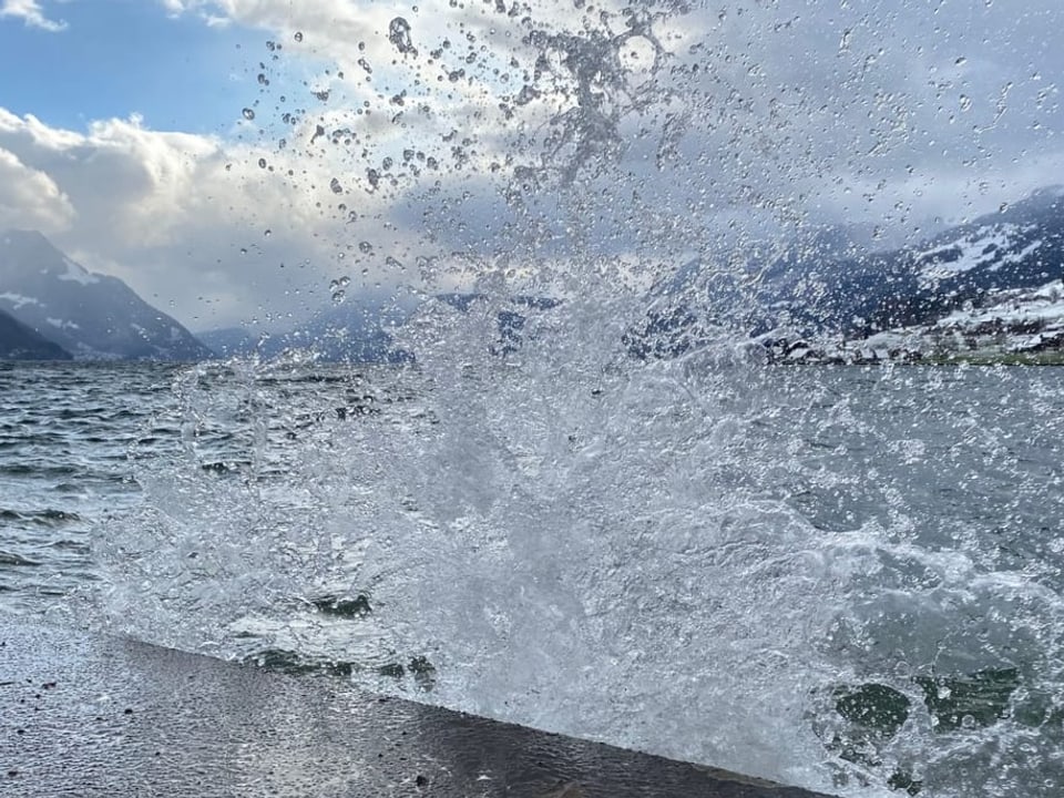 Wellen prallen auf das Ufer.