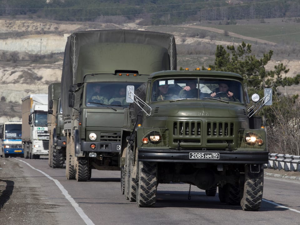 Russische Militärlastwagen auf einer Strasse auf der Krim. 