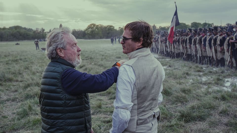 Sir Ridley Scott instruiert Oscarpreisträger Joaquin Phoenix auf dem Set.