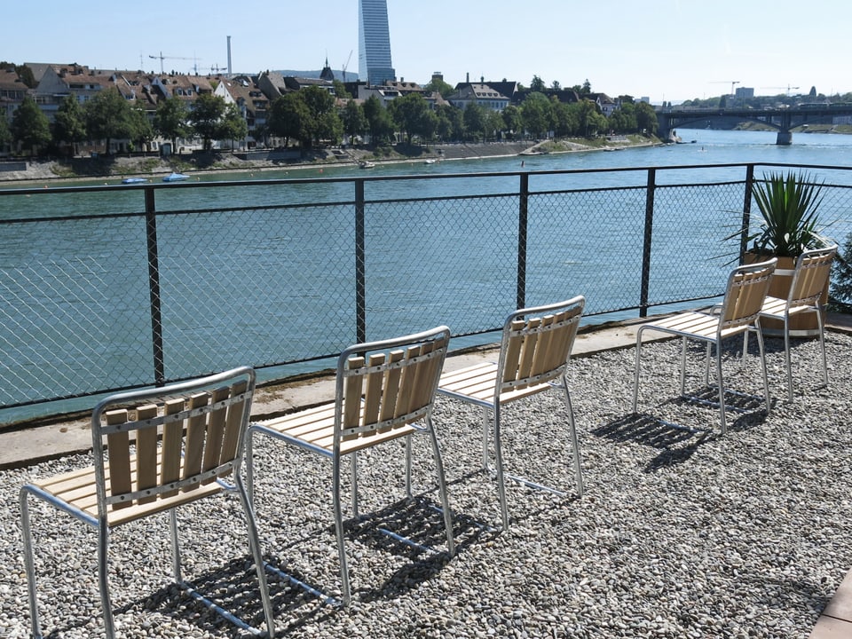 Stühle mit Sicht auf den Rhein