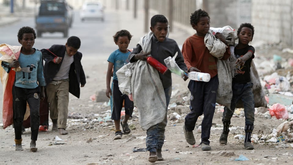 Kinder sammeln Plastikflasche in Sanaa.