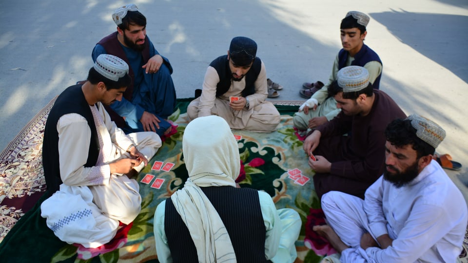 Mohammed Nassim, ein Händler der Stadt, trifft sich in Kandahar mit anderen Männern.