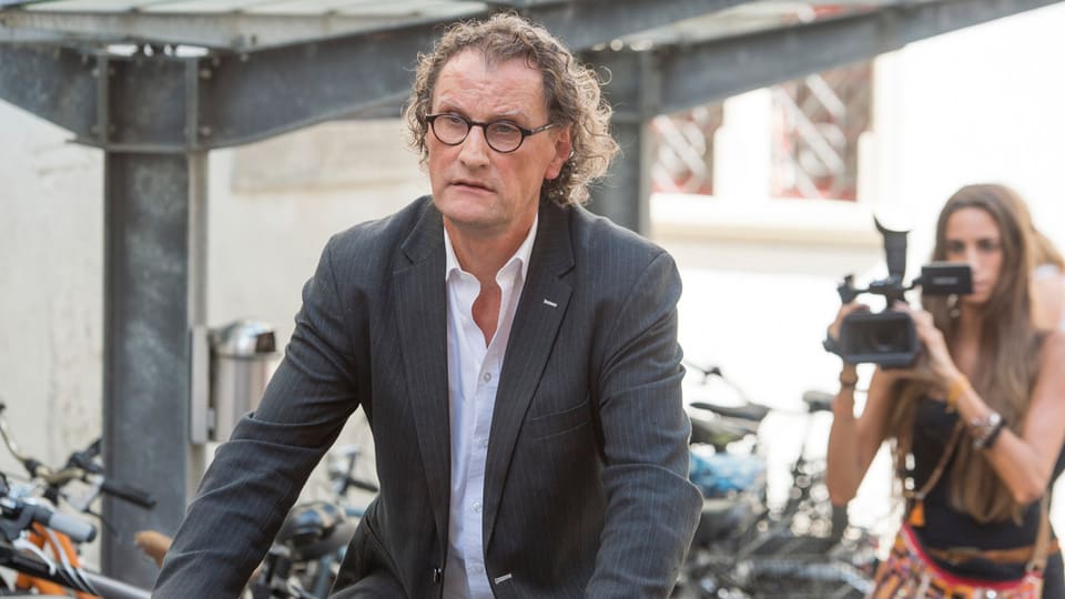 Geri Müller fährt auf dem Velo vor der Presse vor. 