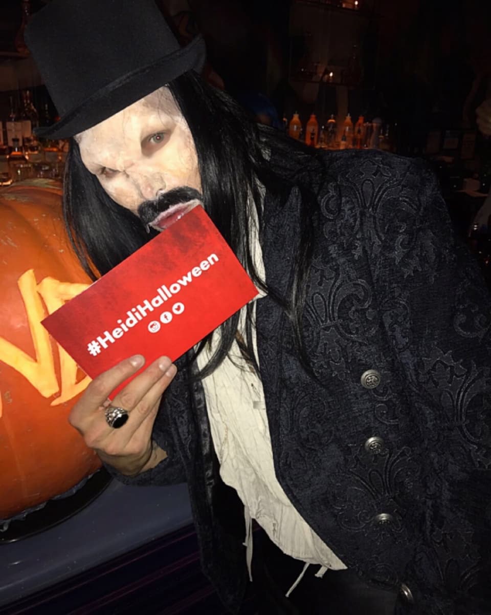 Reto Hanselmann, verkleidet als Graf Dracula, zeigt die Einladung von Heidi Klum an die Halloween-Party