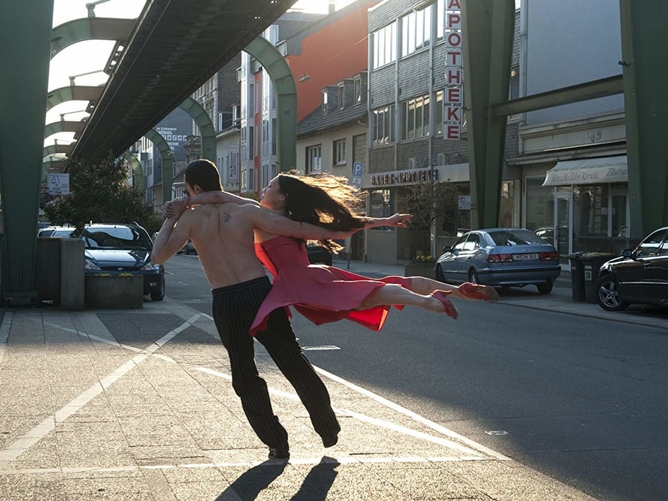 Ein tanzendes Paar auf einer Strasse