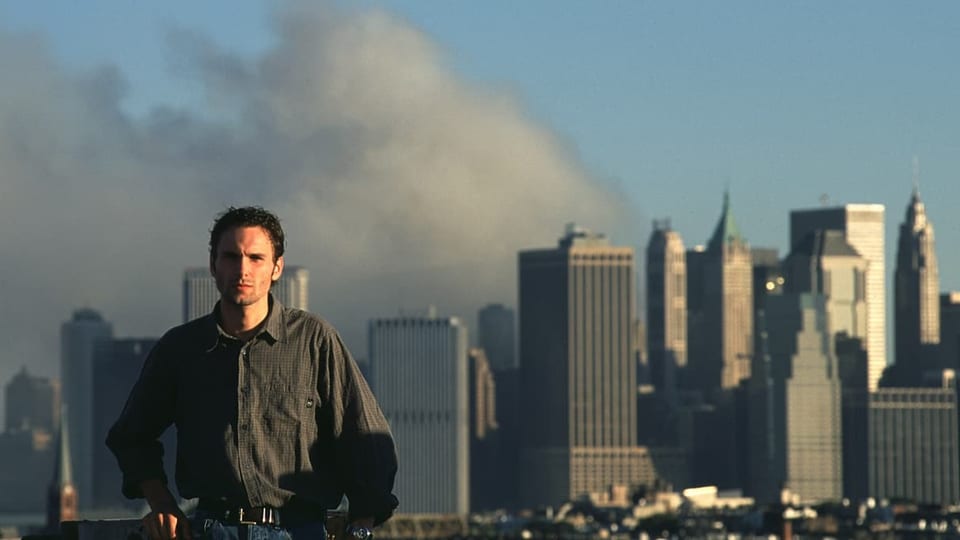 Adrian Müller vor den Twin Towers und der Rauchwolke 2001