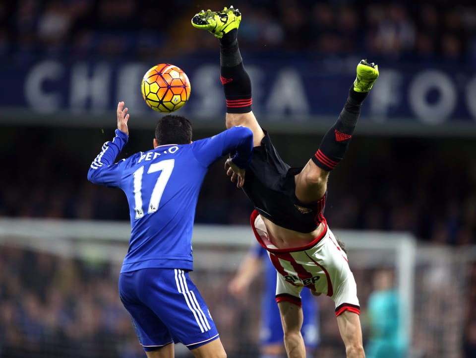 Ein Sunderland-Spieler fällt über Chelseas Pedro