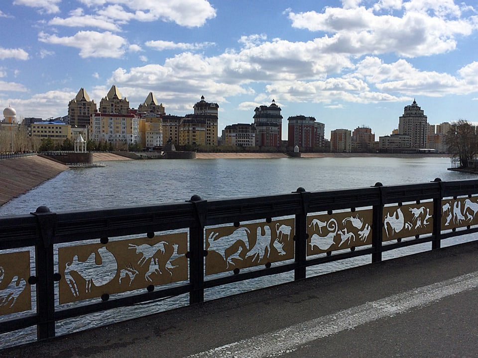 Blick von einer Brücke auf die Stadt Astana.