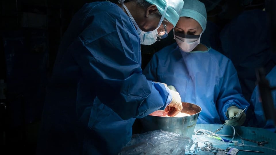 Medizinisches Personal bei einer Nierentransplantation am Universitätsspital Lausanne.