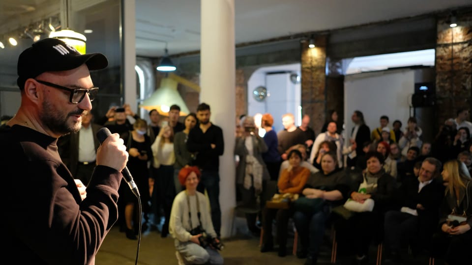 Kirill Serebrennikow eröffnet die Ausstellung zum Werk von Pasmur Ratschujko.