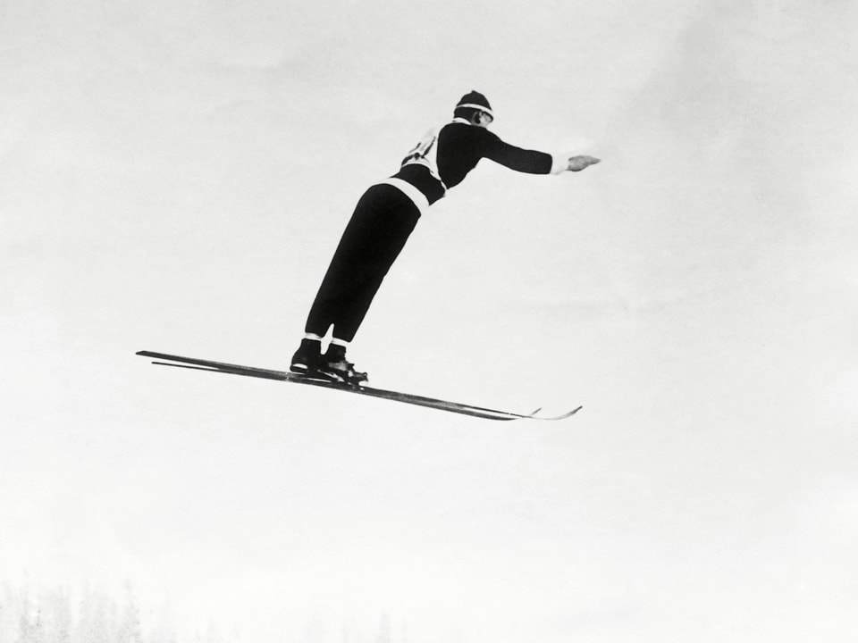 Jacob Tullin Thams (NOR): Skispringen und Segeln. Der Norweger war 1924 der erste Olympiasieger im Skispringen und jahrelang der Beste seines Fachs. Vier Jahre später wiederholte er den Olympia-Triumph beinahe: Nach einem Sprung mit Weltrekord-Weite stürzte er aber und wurde nur 28. Stattdessen gewann er dann 1936 in Berlin mit dem norwegischen Segel-Team Silber in der 8-m-Klasse.