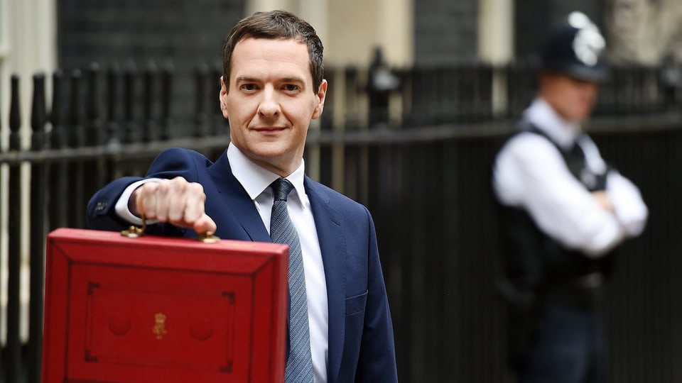 Auf dem Weg von 10 Downing Street zum Parlament: Schatzkanzler George Osborne schwenkt die rote Aktentasche.