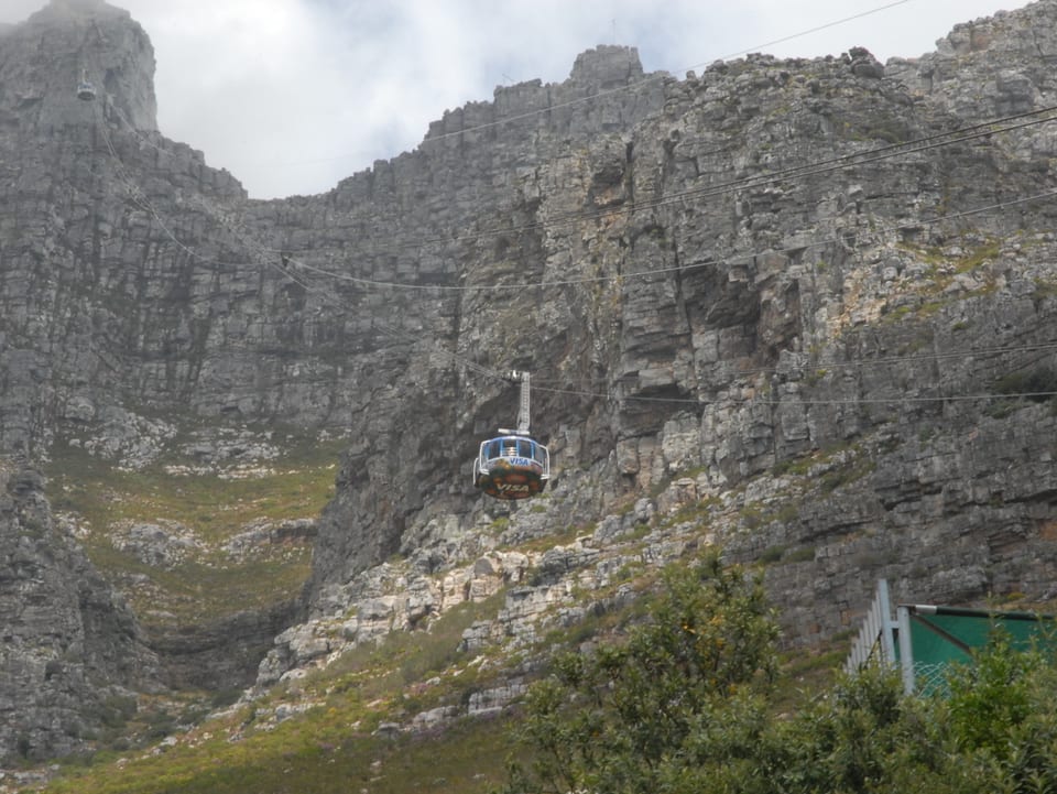 Blick auf den Tafelberg mit den beiden Gondeln der CWA.