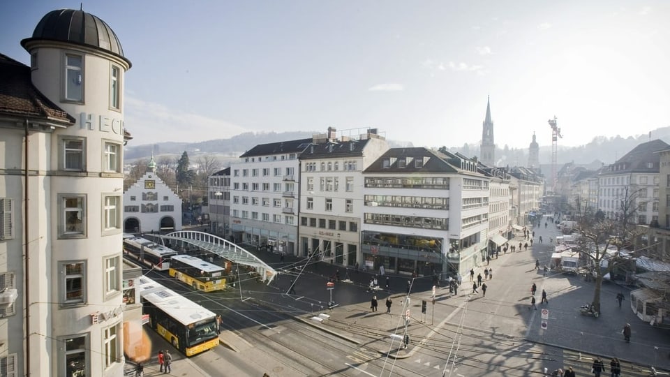 Blick über den Marktplatz mit der Bushaltestelle Marktplatz-Bohl des Architekten Santiago Calatrava in St. Gallen.