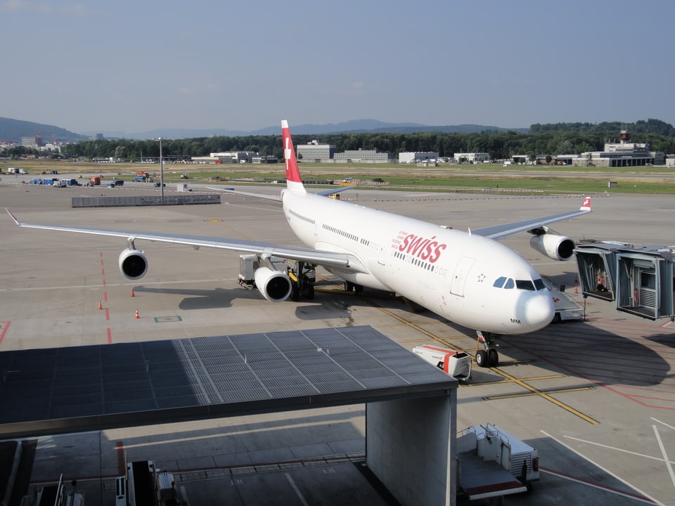 Der A340-300 «Solothurn» auf dem Rollfeld des Flughafens Zürich.
