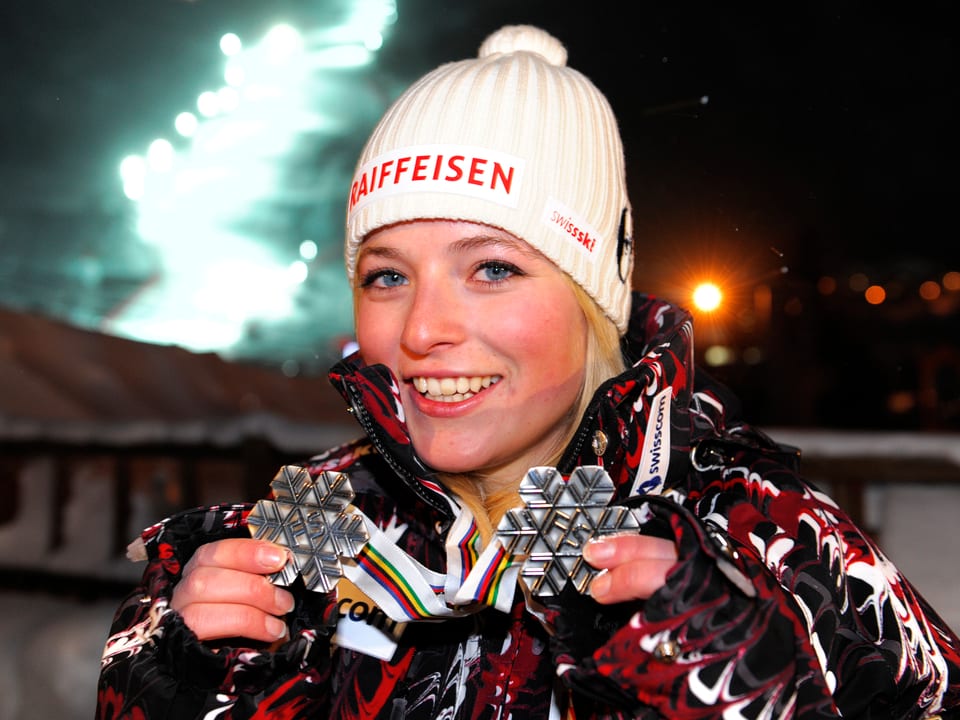 Lara Gut präsentiert in Val d'Isère ihre beiden Silbermedaillen.