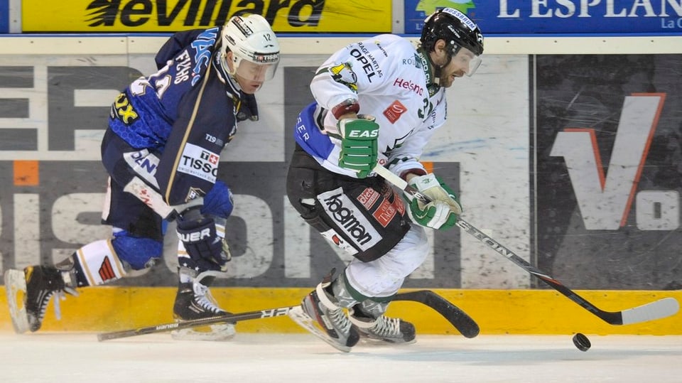 Regis Fuchs (links, HC La Chaux-de-Fonds) im Zweikampf mit Remo Hirt (EHC Olten).