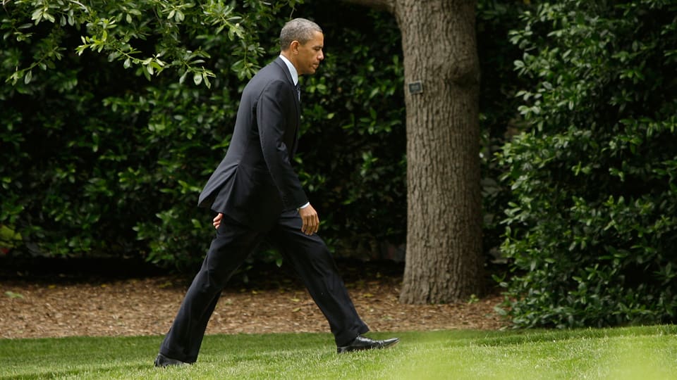 Barack Obama läuft über Rasenfläche