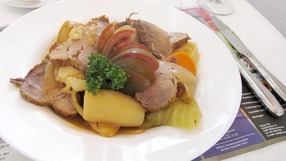 Politisieren gibt Hunger: Nach der Landsgemeinde essen die Glarner eine traditionelle «Chalberwurscht».