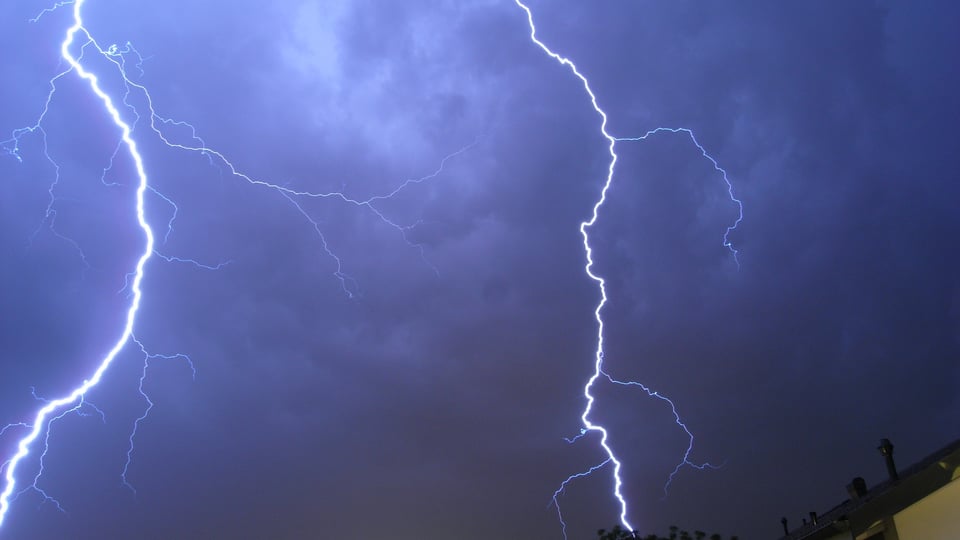 Am 7. Juni gab es verbreitet Unwetter mit Starkregen. Hier zucken Blitze über Hunzenschwil.