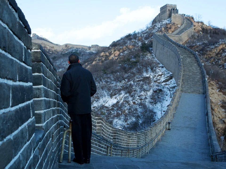 Barack Obama steht auf der Chinesischen Mauer.