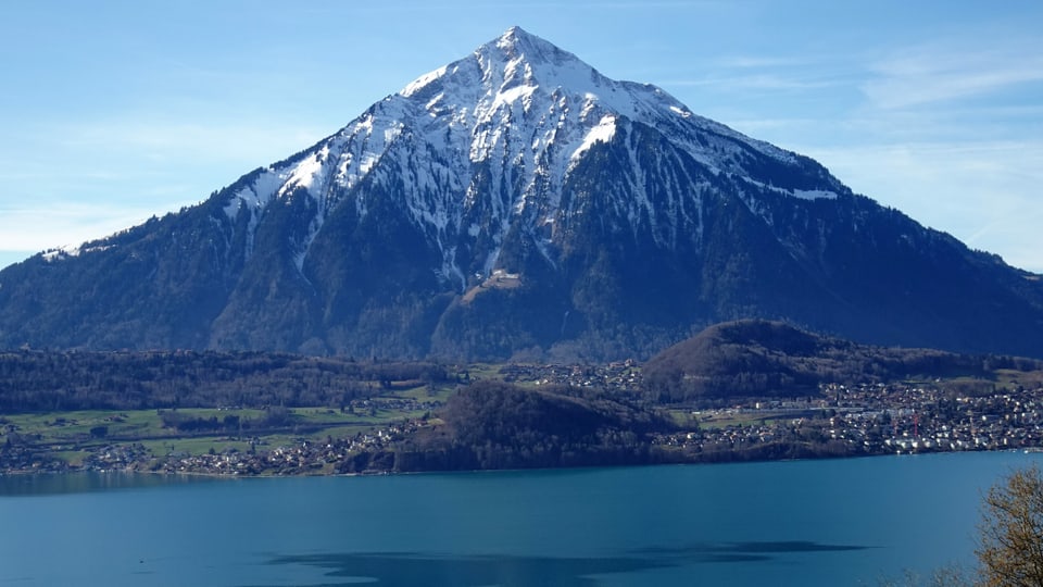 Blick über den Thunersee zum Niesen.