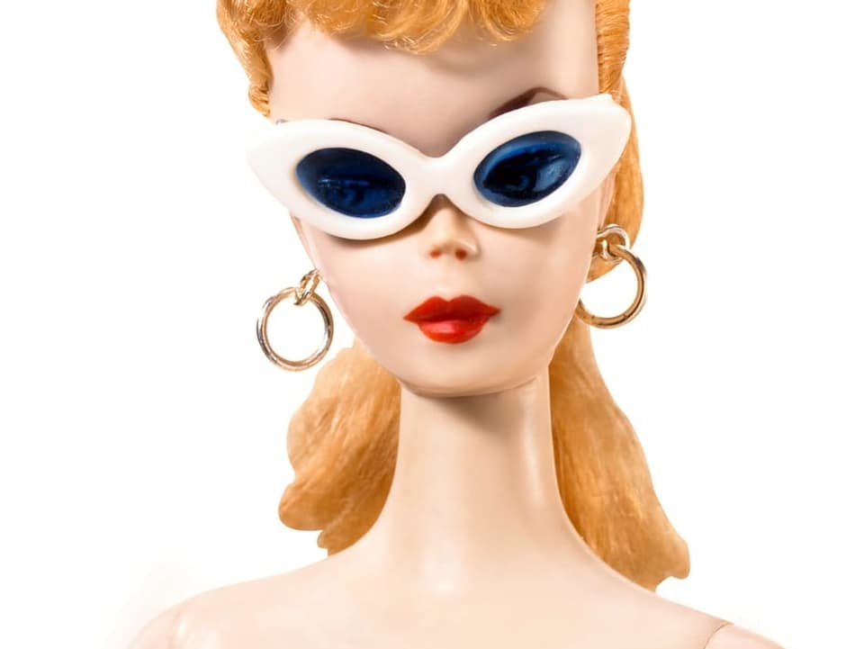 Barbie in schwarz weiss Bikini, mit Ohrringen und weisser Sonnenbrille.