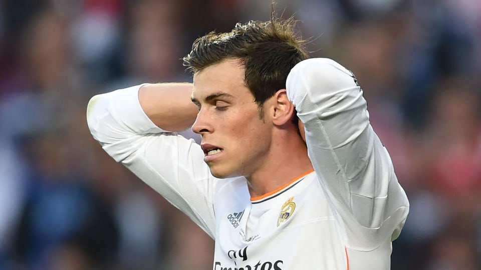 Gareth Bale mit geschlossenen Augen und den Händen über dem Kopf.