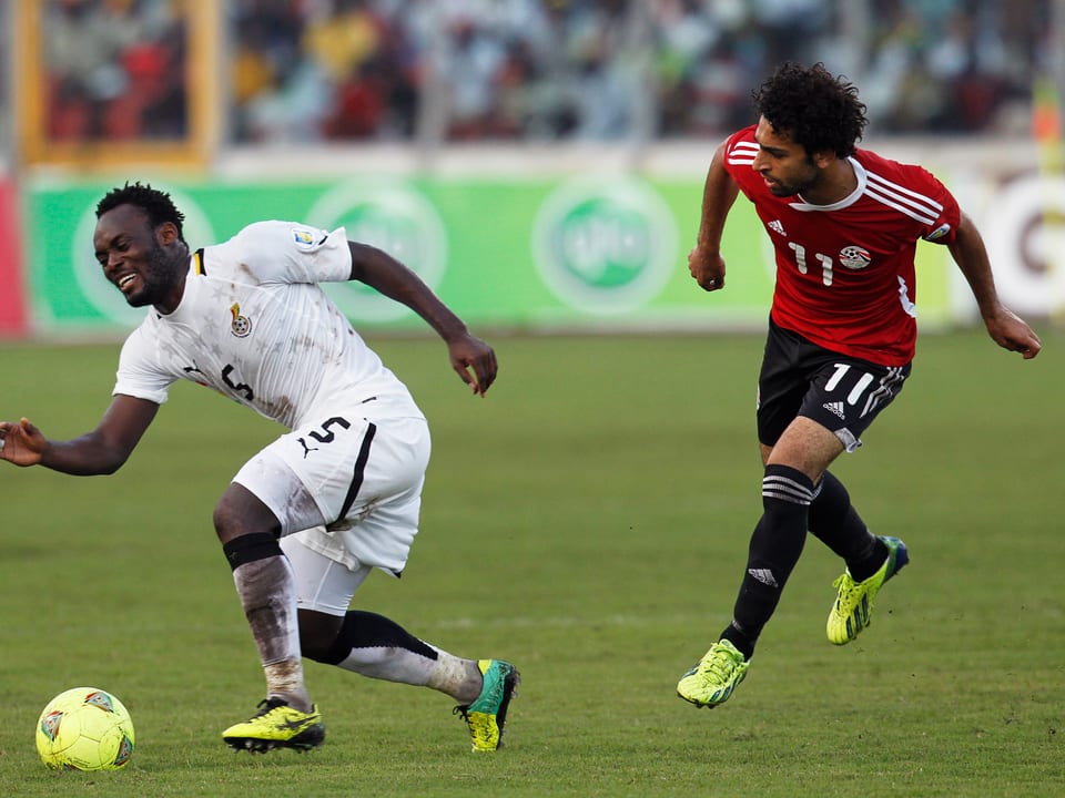 Der Basel-Star (rechts; hier im Duell Michael Essien) scheiterte mit Ägypten erst in der Barrage an Ghana. 