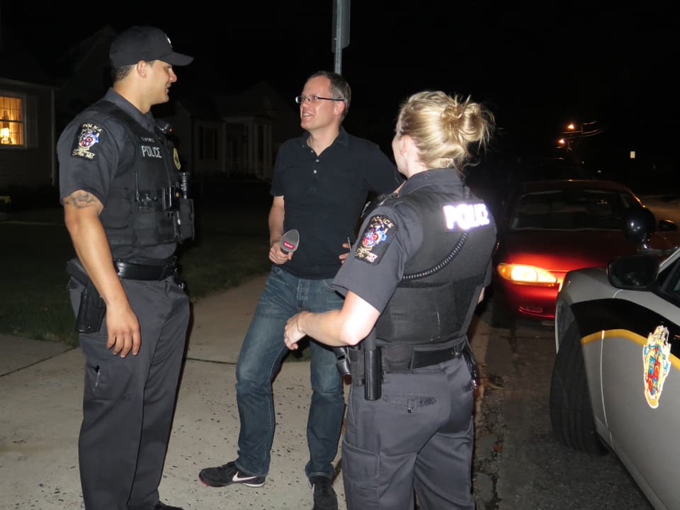 Soltermann im Gespräch mit zwei Polizisten.