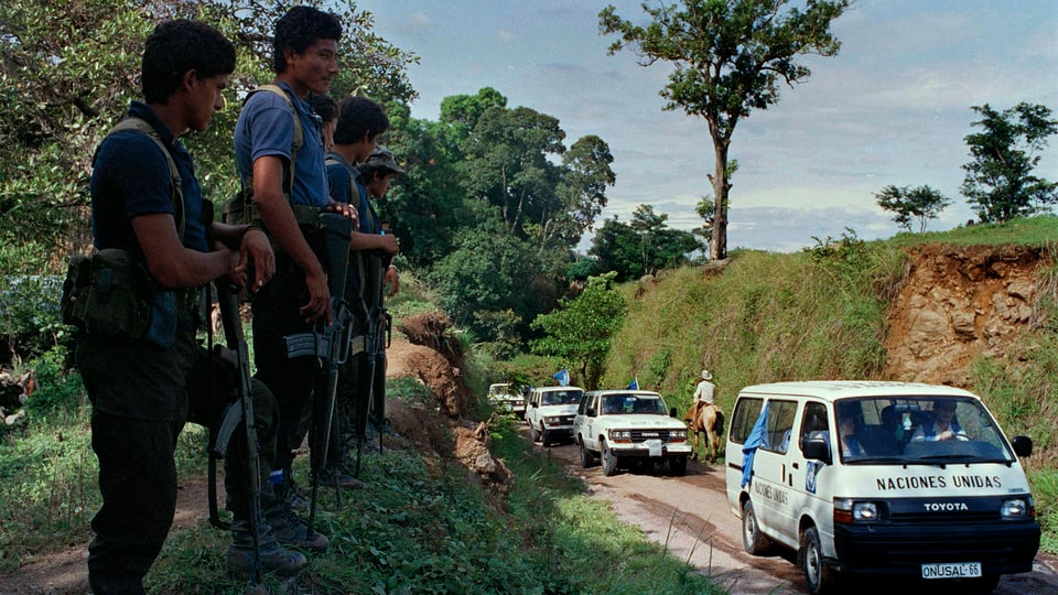 Bewaffnete FMLN-Rebellen empfangen 1991 am Strassenrand UNO-Vertreter im Konfliktgebiet Chalatenango