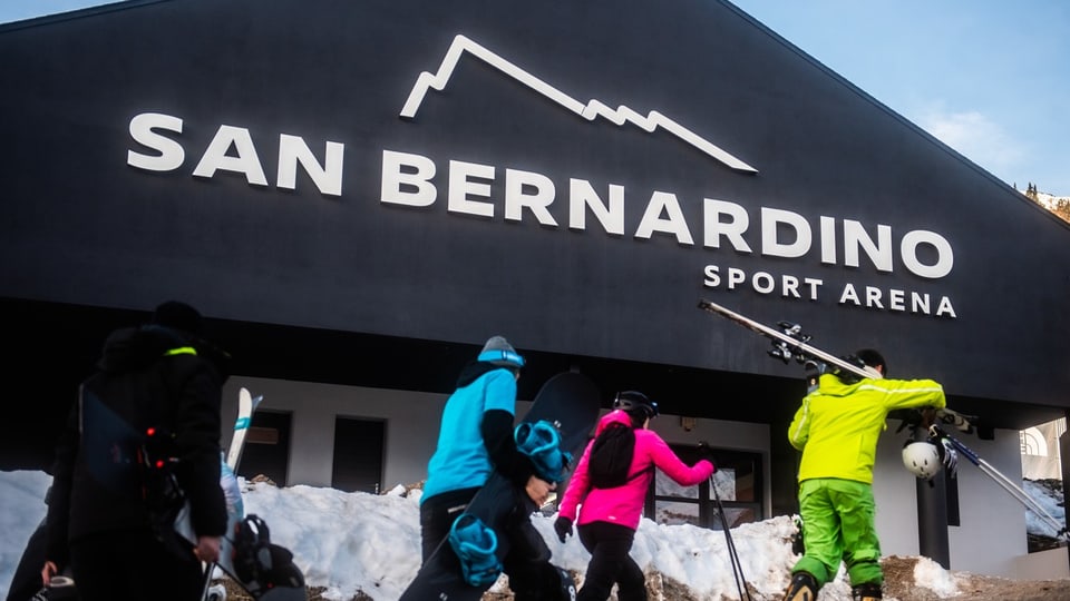 Wintersportler vor der Talstation San Bernardino Arena
