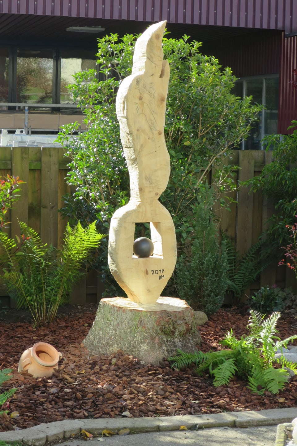 Skulptur aus einem Holzstamm