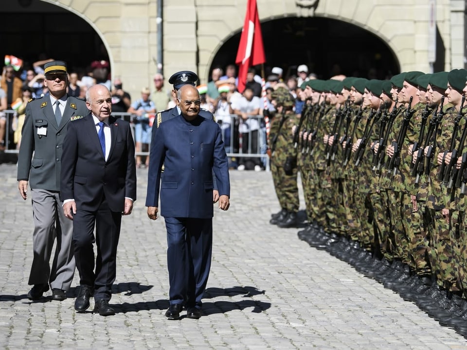 Bundespräsident Ueli Maurer und der indische Präsident Ram Nath Kovind schreiten auf dem Berner Münsterplatz an Soldaten vorbei.