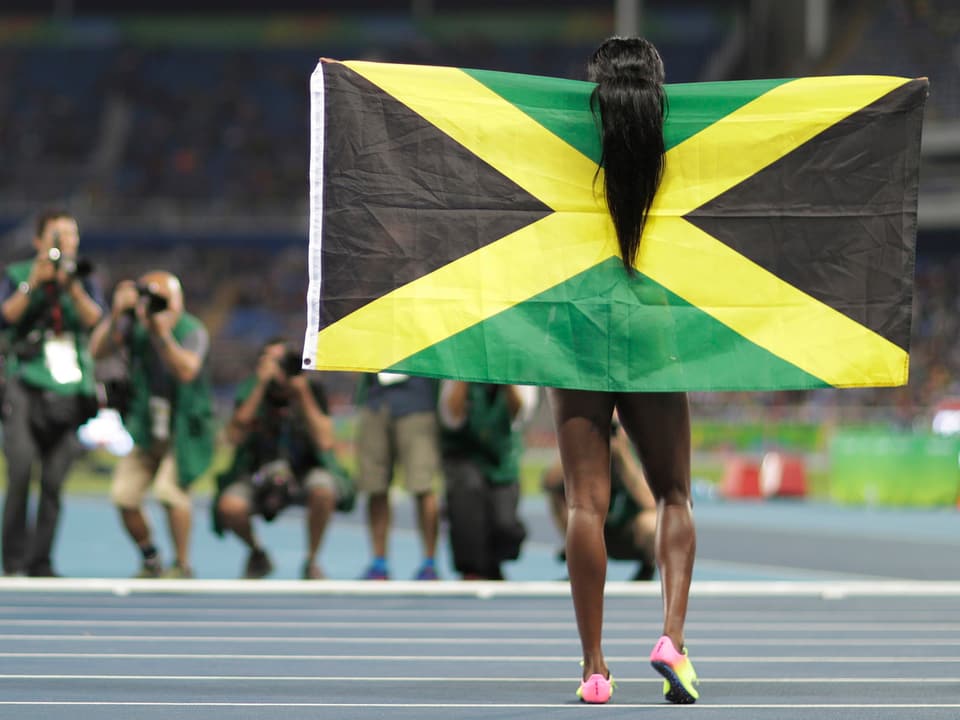 Die Jamaikanerin Elaine Thompson mit der Jamaika-Flagge