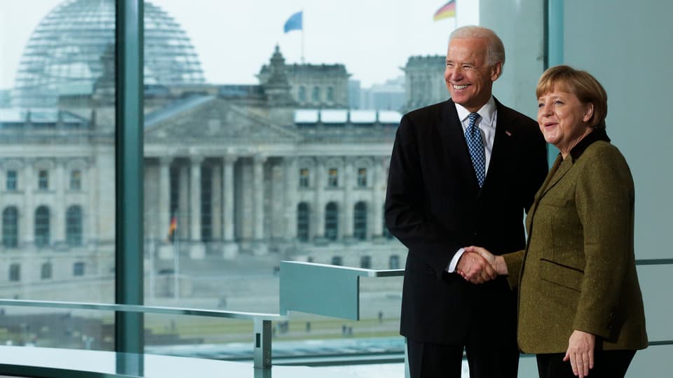 Bundeskanzlerin Angela Merkel (rechts) schüttelt die Hand von US-Vizepräsident Joe Biden im Kanzleramt. Im Hintergrund ist der Reichstag zu sehen.