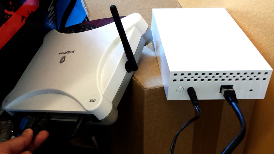 Das Bild zeigt einen Internet-Router und ein NAS