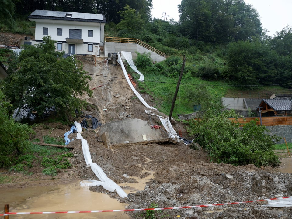 Dieser Hang in der slowenischen Ortschaft Poljane rutschte am Samstag ab. (05.08.2023)