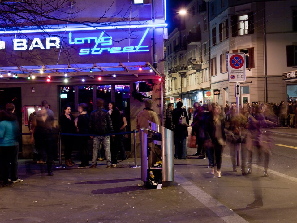 Menschen vor einer Bar an der Zürcher Langstrasse