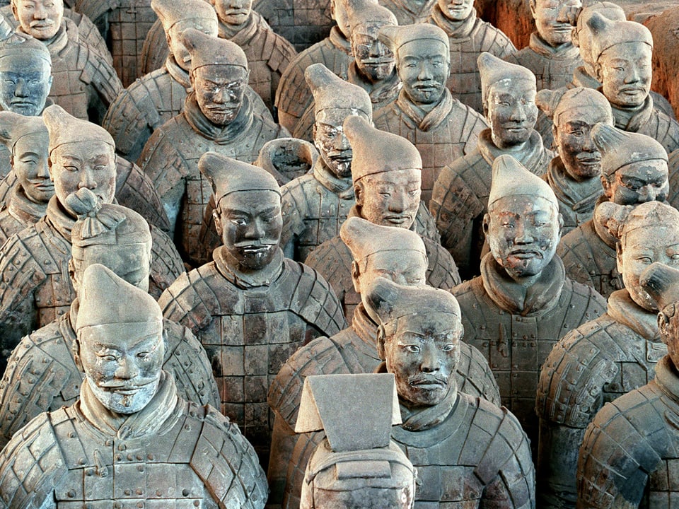 Blick auf eine Gruppe von Infanteristen der Terrakottaarmee in Mützen und Panzern am Fundort in China.