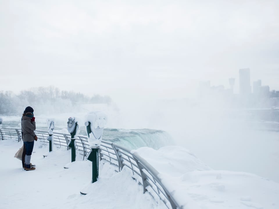 Aussichtsplattform über den Niagarafällen, Besucher schauen über das Wasser