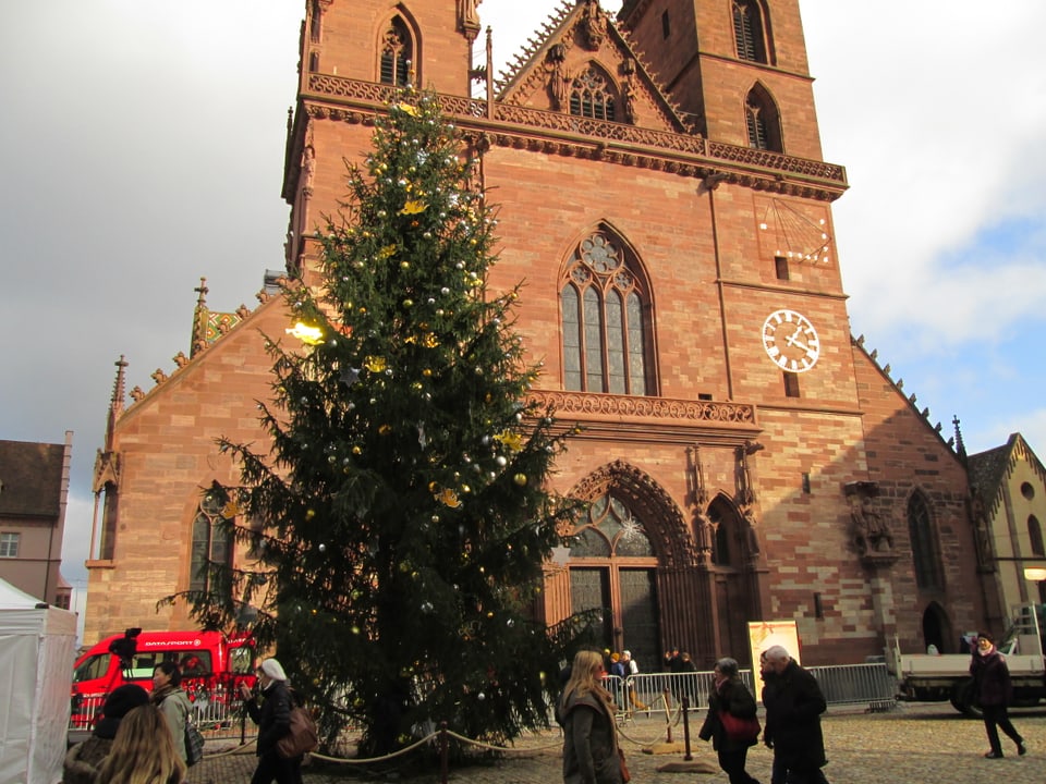 Beleuchteter Weihnachtsbaum vor dem Basler Münster