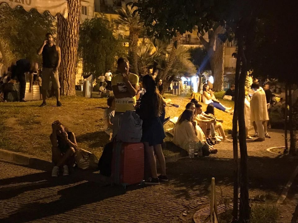Nach dem Beben warten die Menschen im Freien auf Nachbeben.