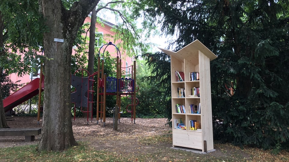 Bücherschrank auf einem Spielplatz.