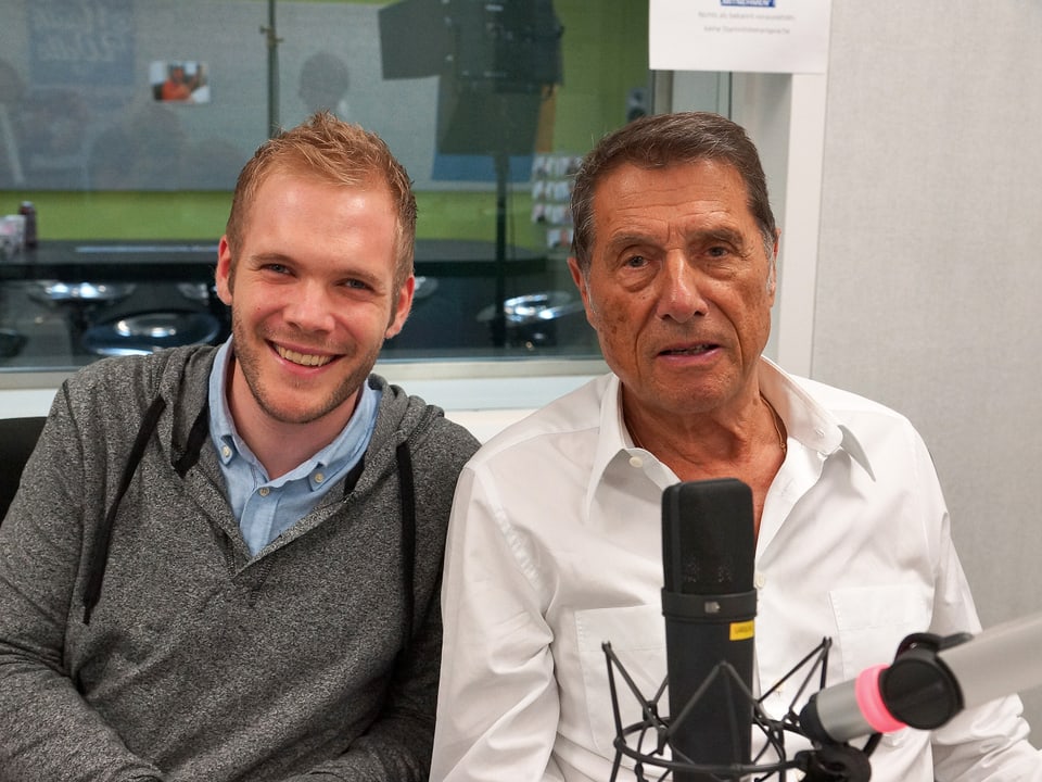 Udo Jürgens und Stefan Siegenthaler sitzen nebeneinander im Radiostudio.