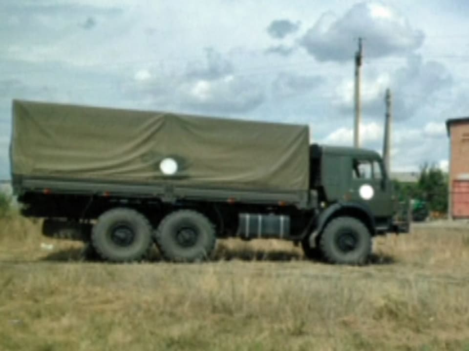 Militärlastwagen mit zwei weissen Punkten