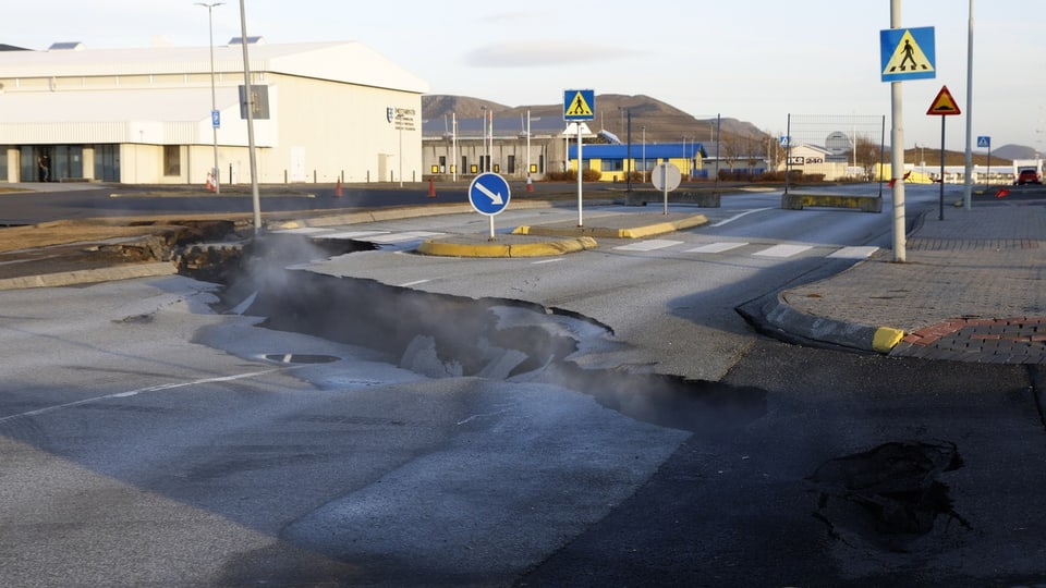 Die Risse bereiten den isländischen Behörden grosse Sorgen. 