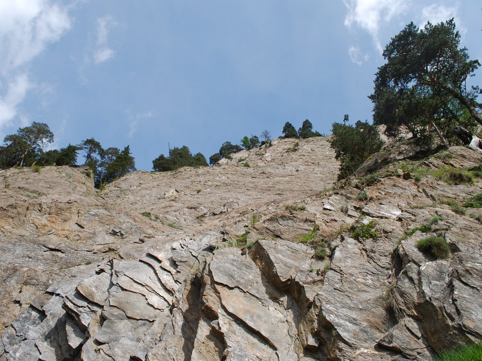 Eine 180 Meter hohe Felswand im Binntal verbirgt Bergkristalle und ist beliebt bei Strahlern. 